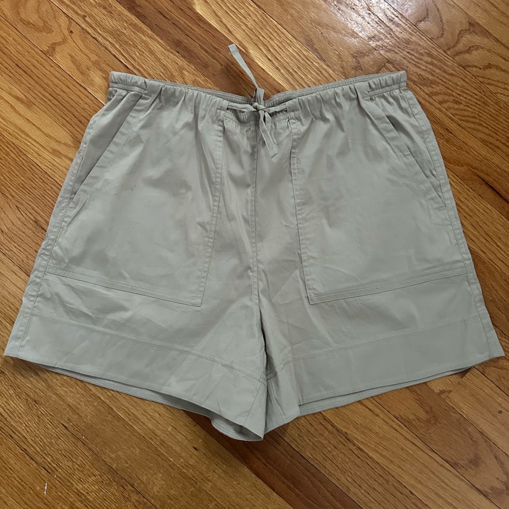 NWOT Lululemon women’s shorts size medium